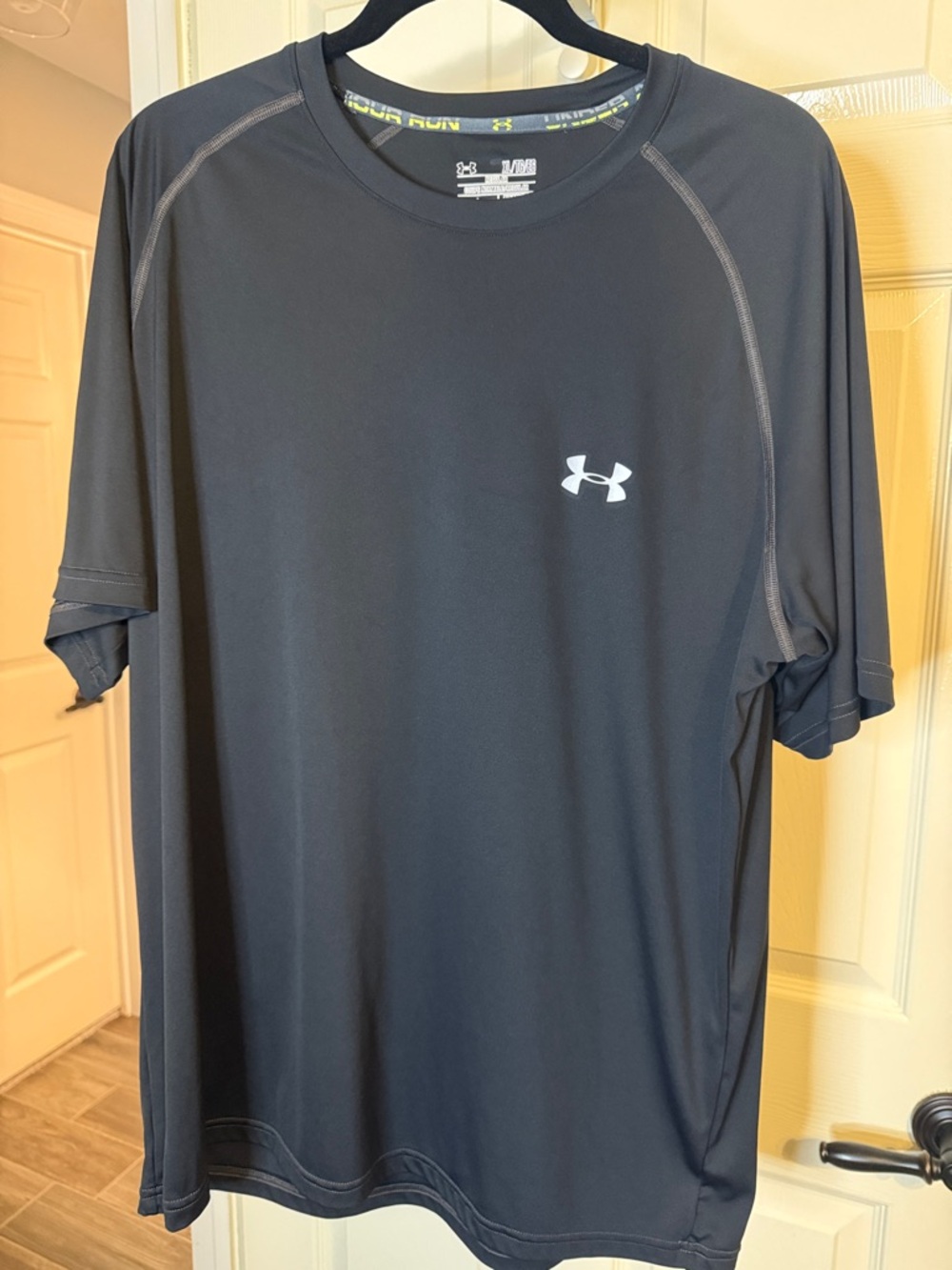 Under Armour Men's Regular Fit Black Heatgear Short-Sleeve Performance Tee